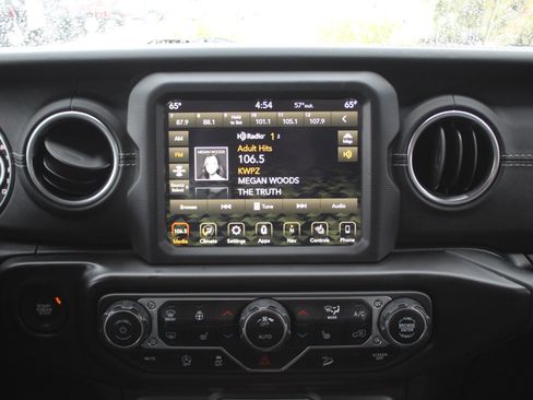 Used 2018 Jeep Wrangler Unlimited Sahara AWD/4WD image 29