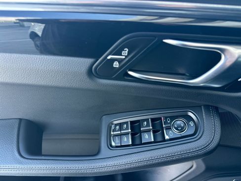 Certified 2025 Porsche Macan image 12
