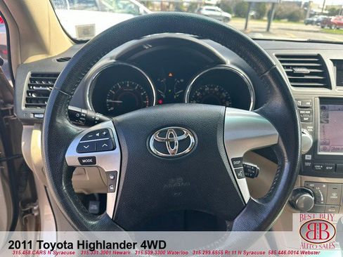 Used 2011 Toyota Highlander SE w/ Tow Pkg image 16