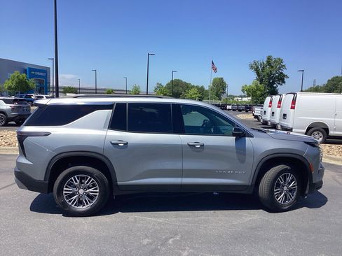 Used 2024 Chevrolet Traverse LT FWD image 4