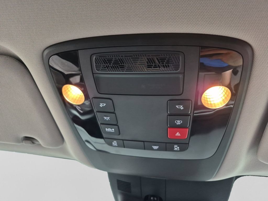 Used 2025 Kia Carnival FWD image 34