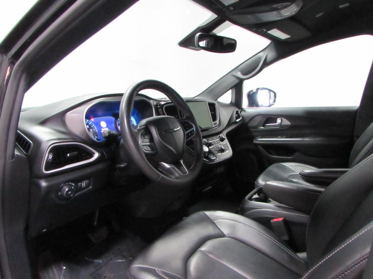 Used 2025 Chrysler Pacifica Select FWD image 13