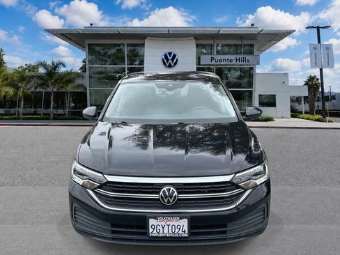 Used 2023 Volkswagen Jetta SE FWD image 2