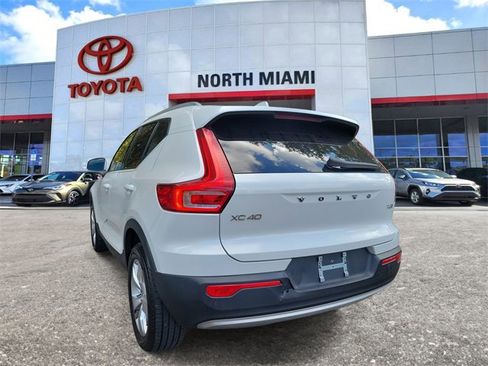 Used 2022 Volvo XC40 T5 Momentum image 3