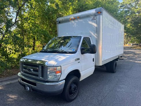 Used 2016 Ford E-350 and Econoline 350 Super Duty RWD image 4