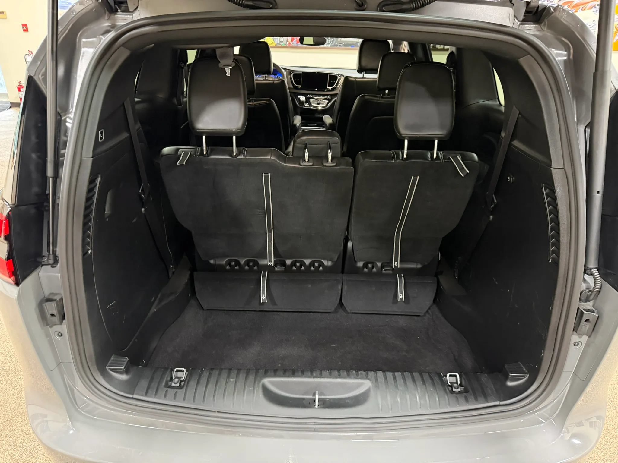 Used 2025 Chrysler Pacifica Select FWD image 24
