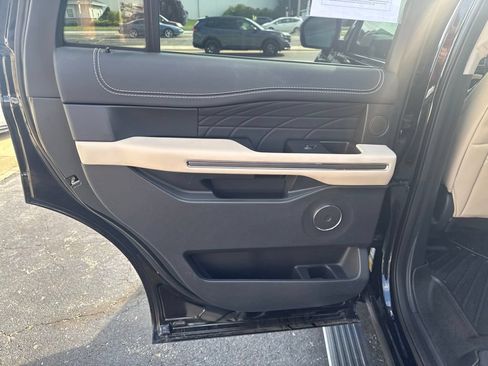 Used 2023 Ford Expedition Platinum AWD/4WD image 37