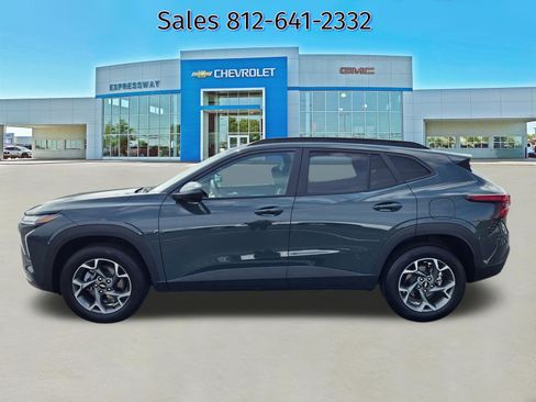 Used 2025 Chevrolet Trax LT FWD image 4