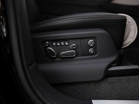 Used 2024 Bentley Bentayga Extended Wheelbase image 33