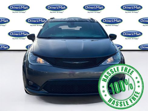 Used 2018 Chrysler Pacifica Touring-L w/ Premium Audio Group image 2