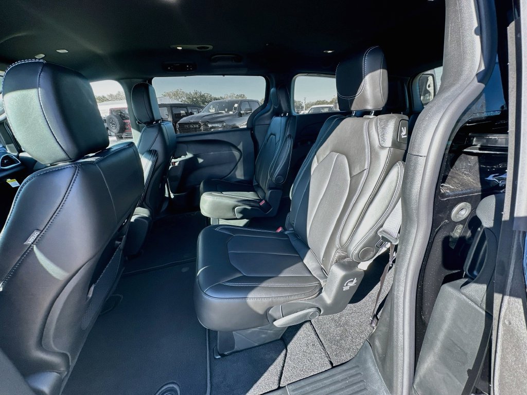 New 2027 Chrysler Pacifica Select FWD image 29