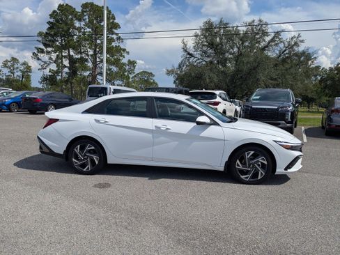 New 2025 Hyundai Elantra Limited FWD image 3