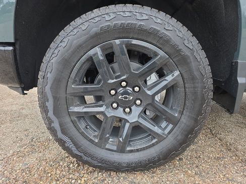 New 2026 Chevrolet Silverado 1500 Custom Trail Boss w/ LPO, Dark Essentials Package AWD/4WD image 4