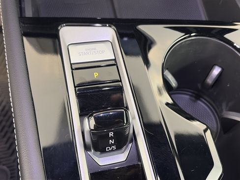 Used 2024 Volkswagen Atlas Cross Sport SE w/ Panoramic Sunroof Package image 27