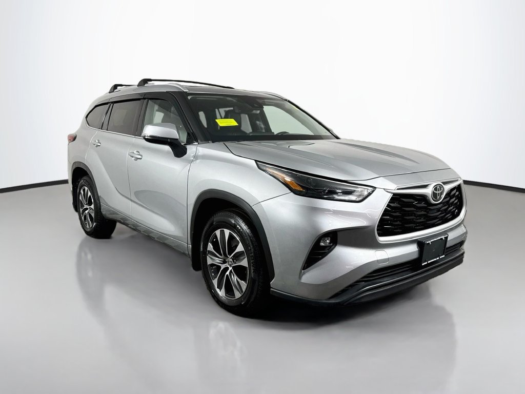 Used 2022 Toyota Highlander XLE AWD/4WD image 10