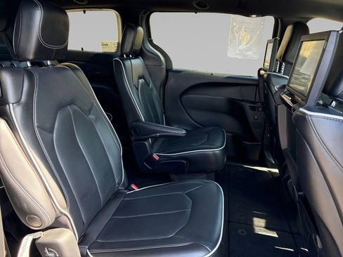 Certified 2022 Chrysler Pacifica Limited w/ Uconnect Theater Family Group AWD/4WD image 16