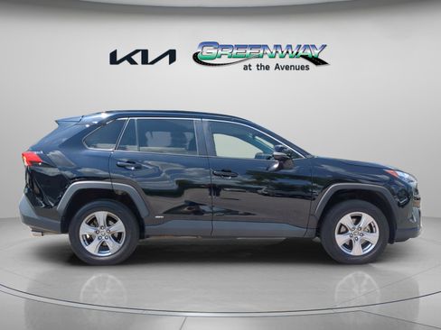 Used 2022 Toyota RAV4 XLE AWD/4WD image 7