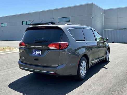 Used 2017 Chrysler Pacifica Touring-L image 28