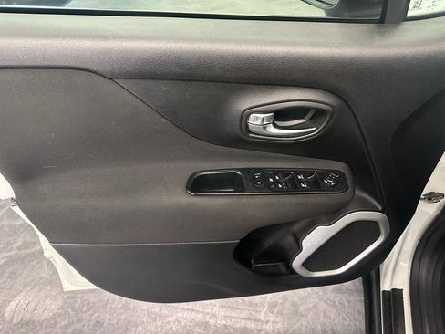 Used 2018 Jeep Renegade Latitude w/ UConnect 8.4 Nav Group FWD image 9