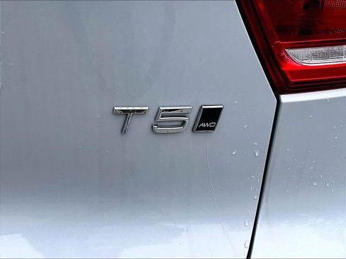 Used 2020 Volvo XC40 T5 Momentum image 7