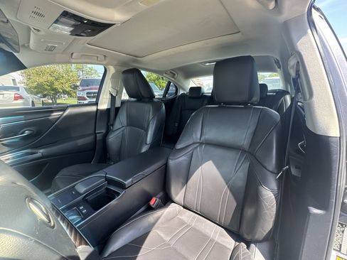 Used 2020 Lexus ES 300h Ultra Luxury w/ Accessory Package 2 FWD image 2