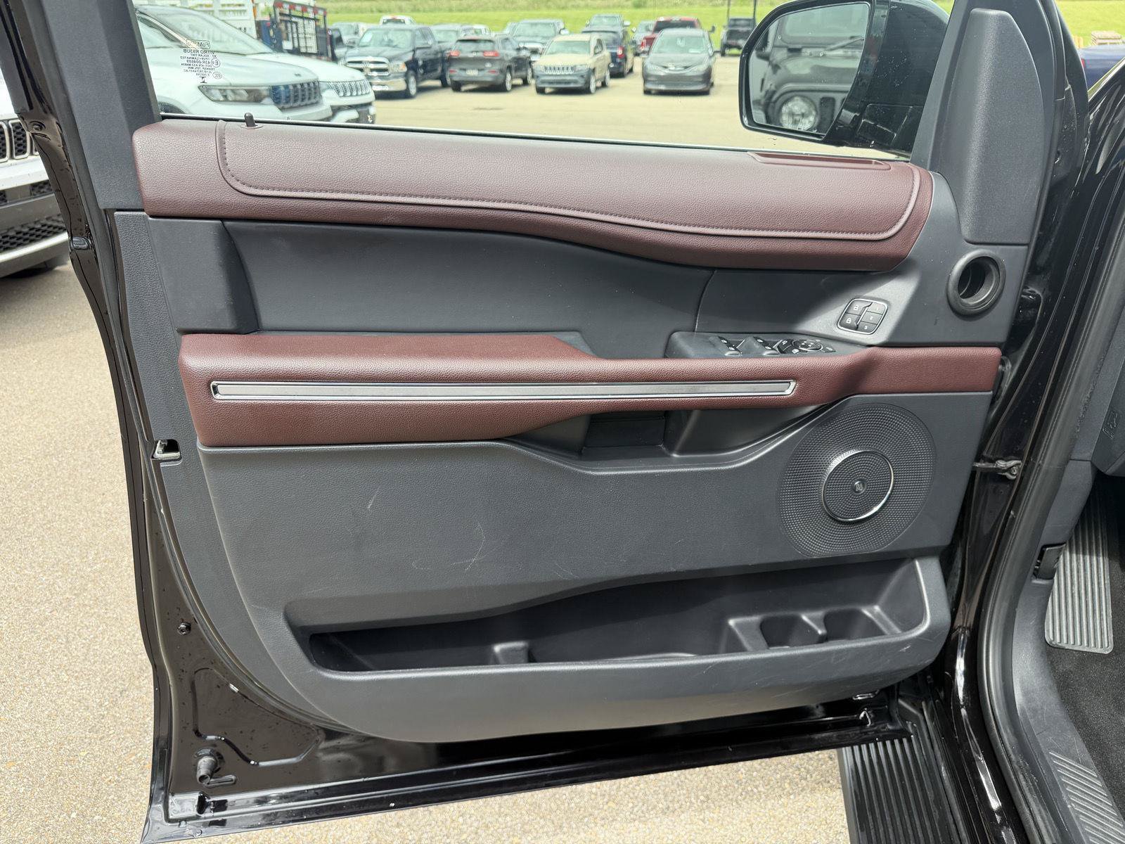 Used 2024 Ford Expedition Limited RWD image 16