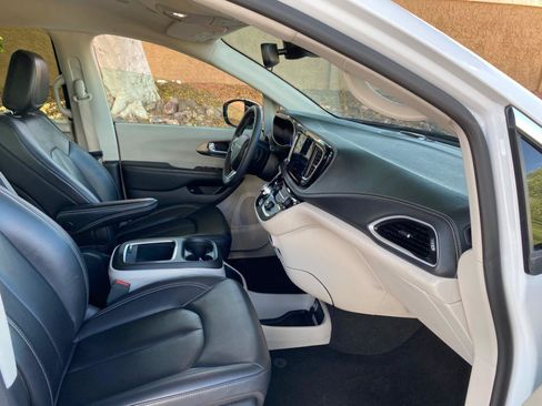 Used 2024 Chrysler Pacifica Limited FWD image 45