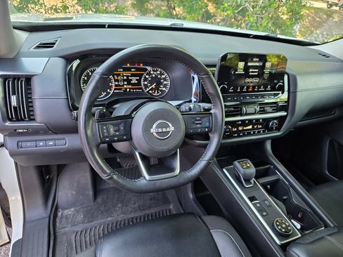 Used 2023 Nissan Pathfinder SL AWD/4WD image 15