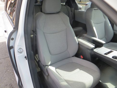 Used 2025 Toyota Sienna LE image 28