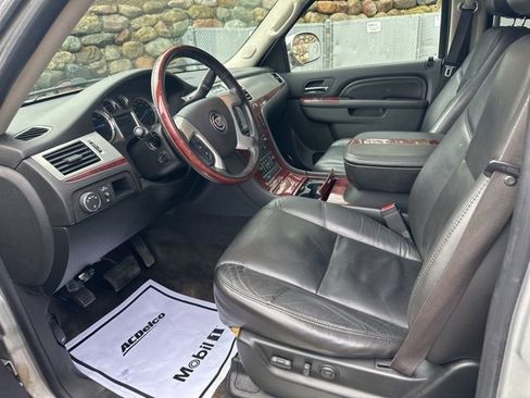 Used 2010 Cadillac Escalade Luxury AWD/4WD image 13