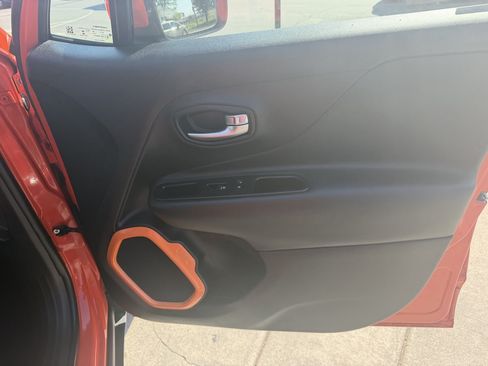 Used 2017 Jeep Renegade Altitude FWD image 22