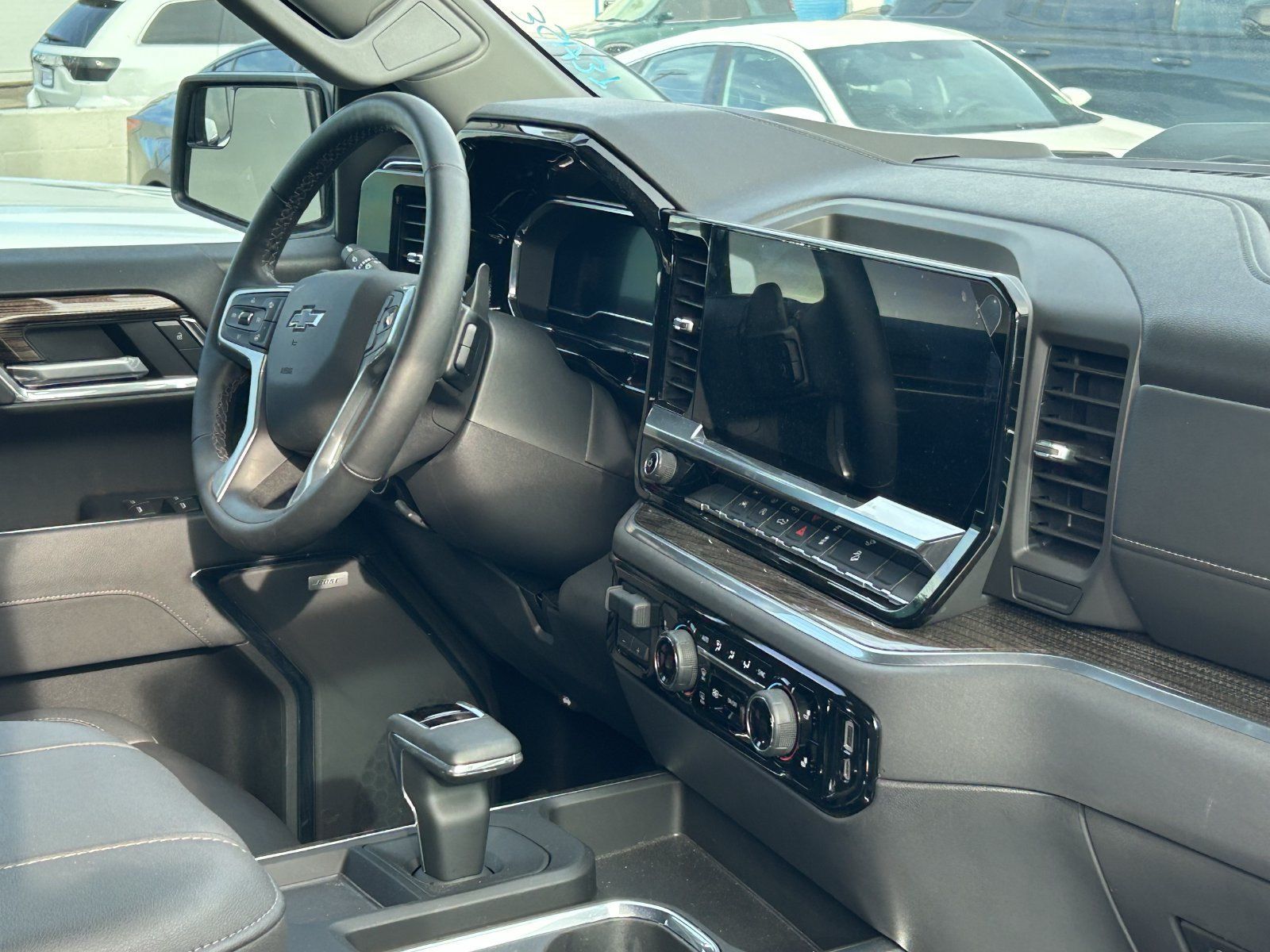 Used 2025 Chevrolet Silverado 1500 LT Trail Boss w/ Convenience Package II AWD/4WD image 11