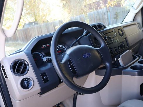 Used 2009 Ford E-350 and Econoline 350 Super Duty Wagon image 15