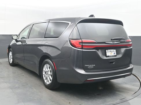 Used 2023 Chrysler Pacifica Touring-L image 6