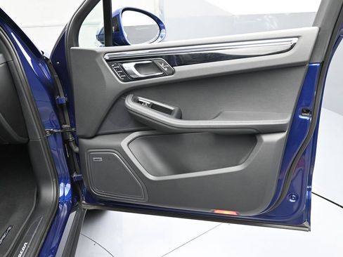 Certified 2025 Porsche Macan AWD/4WD image 29