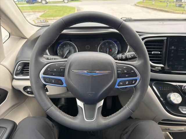 Used 2023 Chrysler Pacifica Touring-L FWD image 32