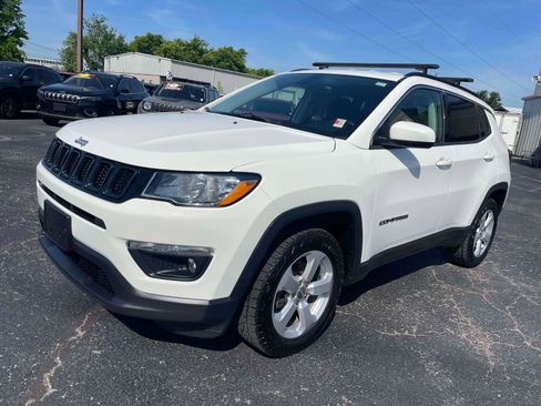 Used 2017 Jeep Compass Latitude w/ Popular Equipment Group AWD/4WD image 2