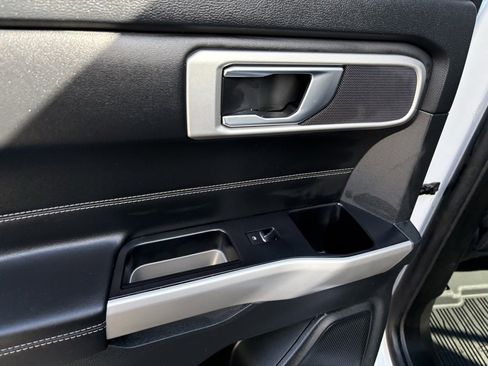 Used 2023 Ford Explorer XLT image 25