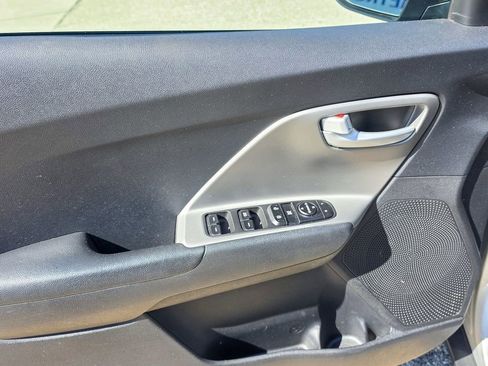 Used 2017 Kia Niro LX FWD image 13