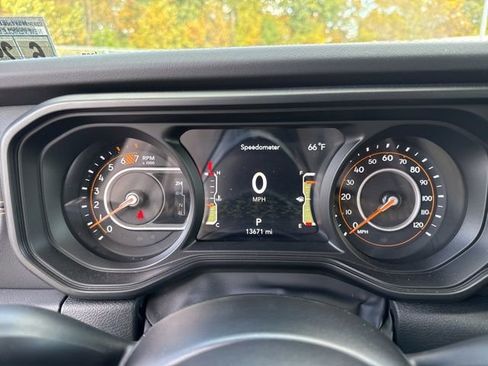 Used 2024 Jeep Wrangler Sahara image 12