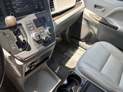 Used 2018 Toyota Sienna XLE FWD image 21