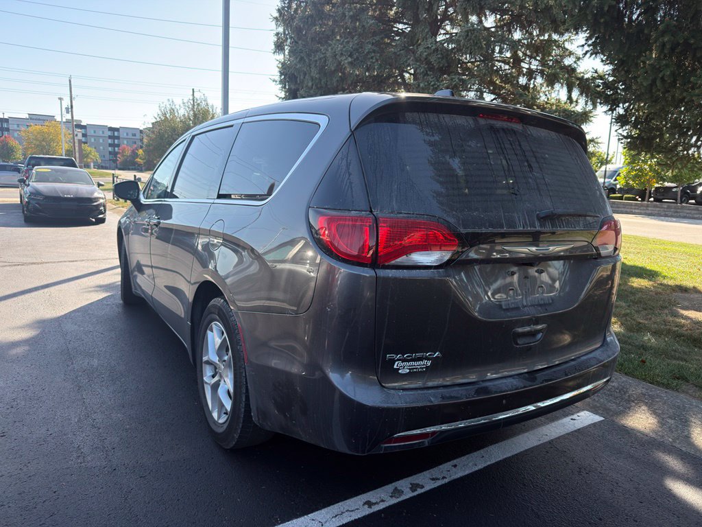 Used 2017 Chrysler Pacifica Touring Plus w/ Tire & Wheel Group FWD image 2