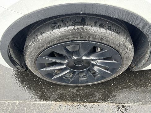 Used 2022 Tesla Model Y Long Range image 32