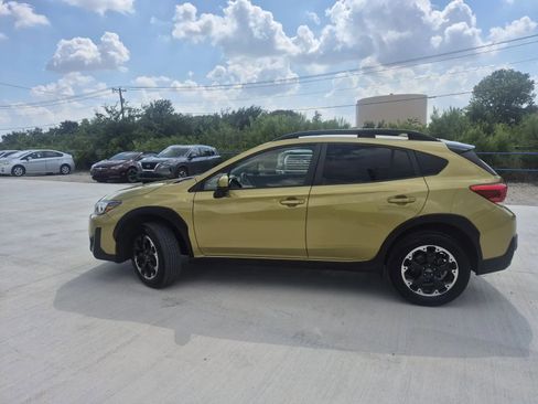 Used 2021 Subaru Crosstrek 2.0i Premium w/ Moonroof Package AWD/4WD image 2