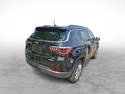 Used 2023 Jeep Compass Latitude w/ Sun and Sound Group AWD/4WD image 3