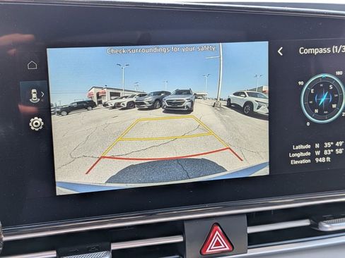 Used 2025 Hyundai Elantra Limited FWD image 18