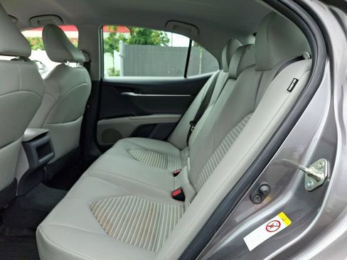 Used 2018 Toyota Camry SE w/ Convenience Package FWD image 10