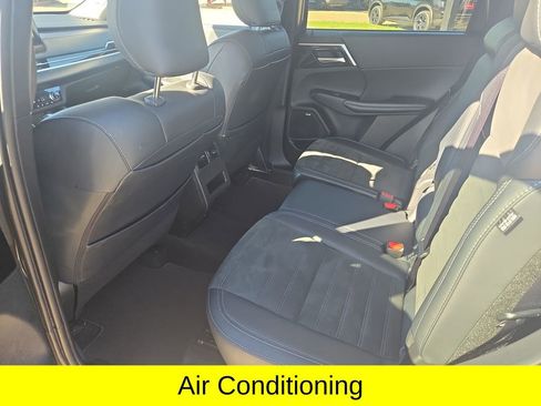 Used 2025 Mitsubishi Outlander AWD image 11