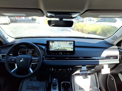 New 2025 Mitsubishi Outlander SE image 20