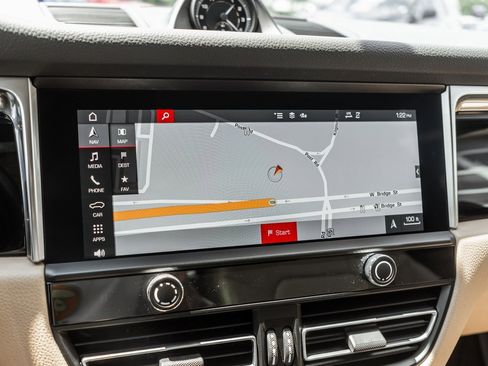 Used 2022 Porsche Macan image 21